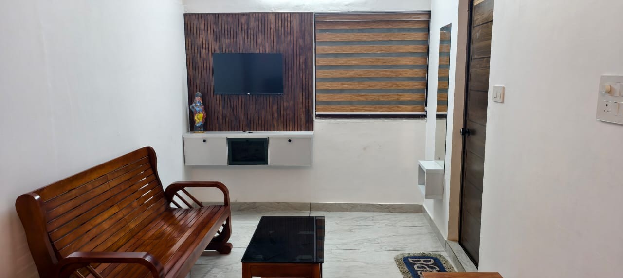 Comfortable AC room at Pranavam Homestay near Guruvayur Temple